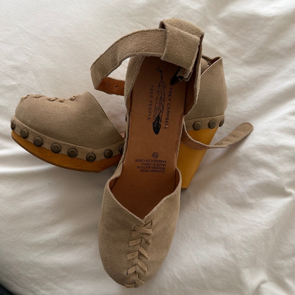 Free People Jeffrey Campbell Daubs Clog in Taupe Suede